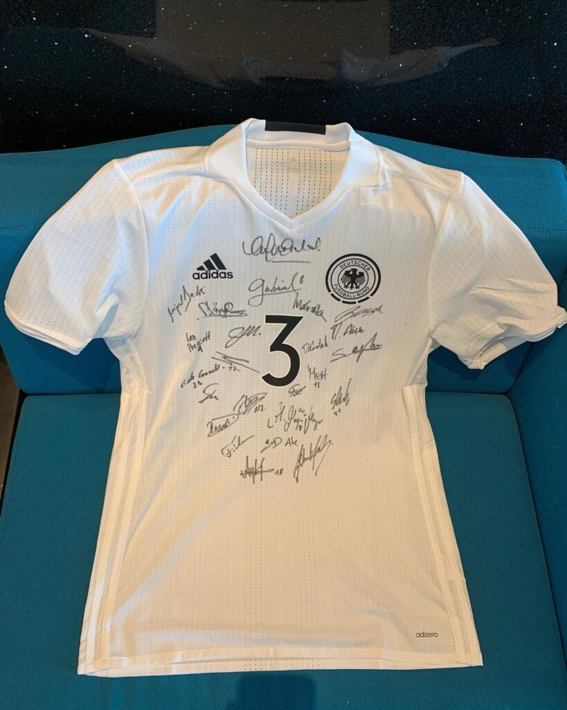 Футболка збірної Німеччини з футзалу з автографами гравців