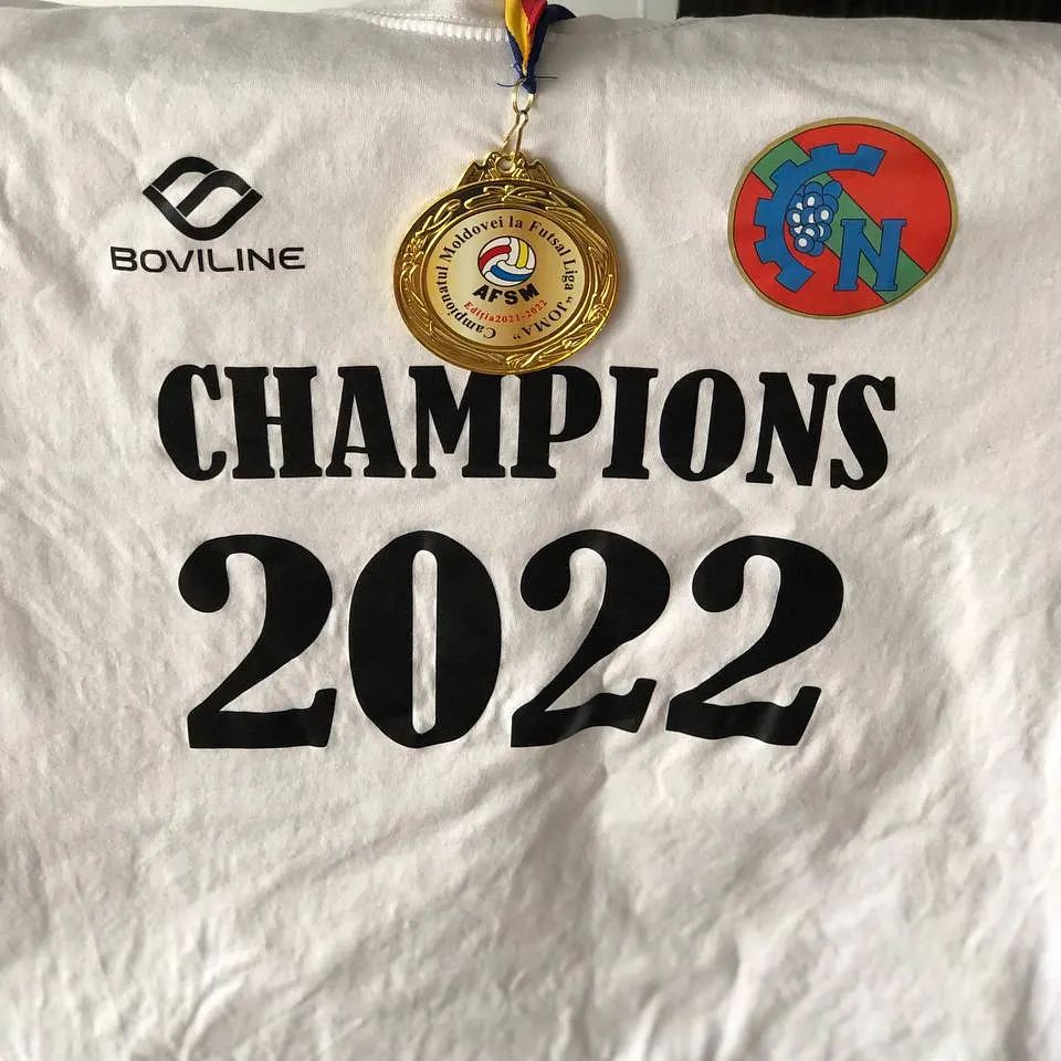 Чемпіонська футболка «Ністру» та золота медаль чемпіона Молдови від Андрія Ременця.