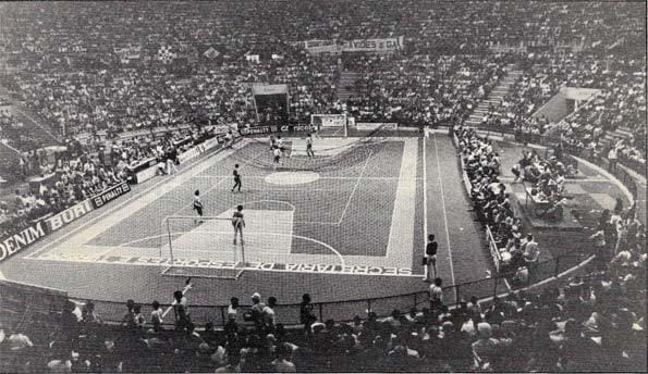 Фото з фінального матчу чемпіонату світу з футзалу 1982 року під егідою ФІФУСА. Бразилія - Парагвай - 1:0