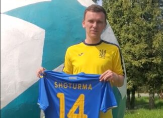 Петро Шотурма виставляє на аукціон ще одну футболку збірної України