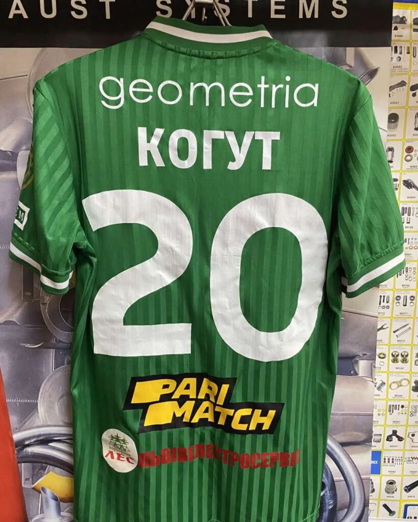 Ігрова футболка львівської «Енергії» сезону 2021/2022 о. о. від Юрія Когута. Ракурс № 2.