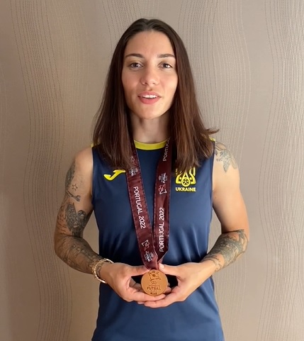 Вікторія Кислова з бронзовою медаллю чемпіонату Європи - 2022 серед жіночих збірних.