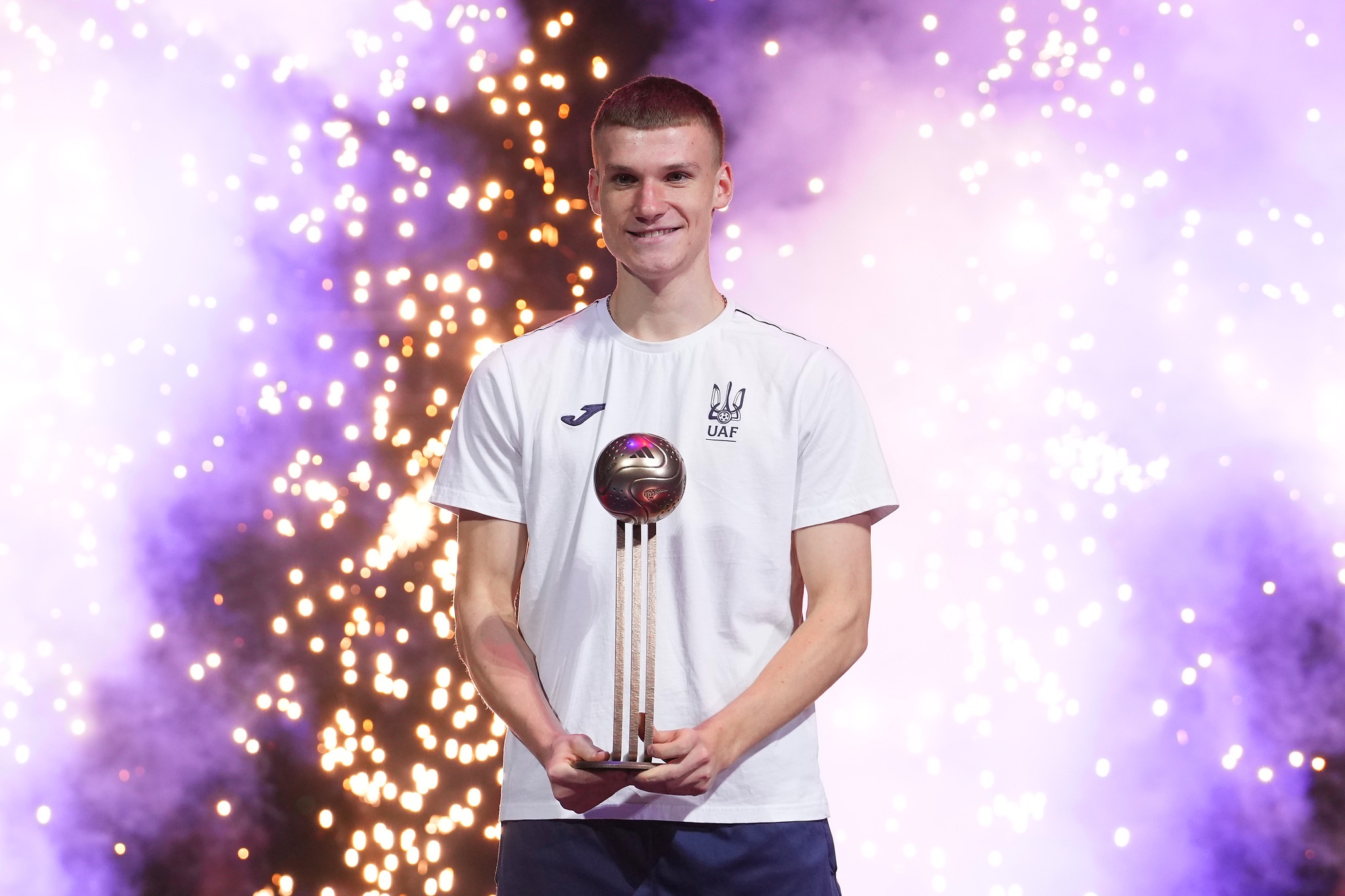 Ростислав Семенченко з «Бронзовим м’ячем» ЧС-2024. Фото: ФІФА