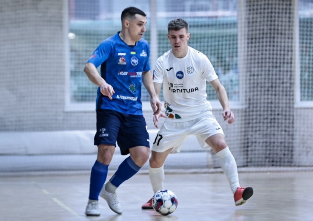 Протистояння минулорічних фіналістів Першої ліги – «Tyre Expert» та «Фурнітури» – тепер у betking Екстра-лізі. Фото: ФК «Фурнітура» (Коломия)