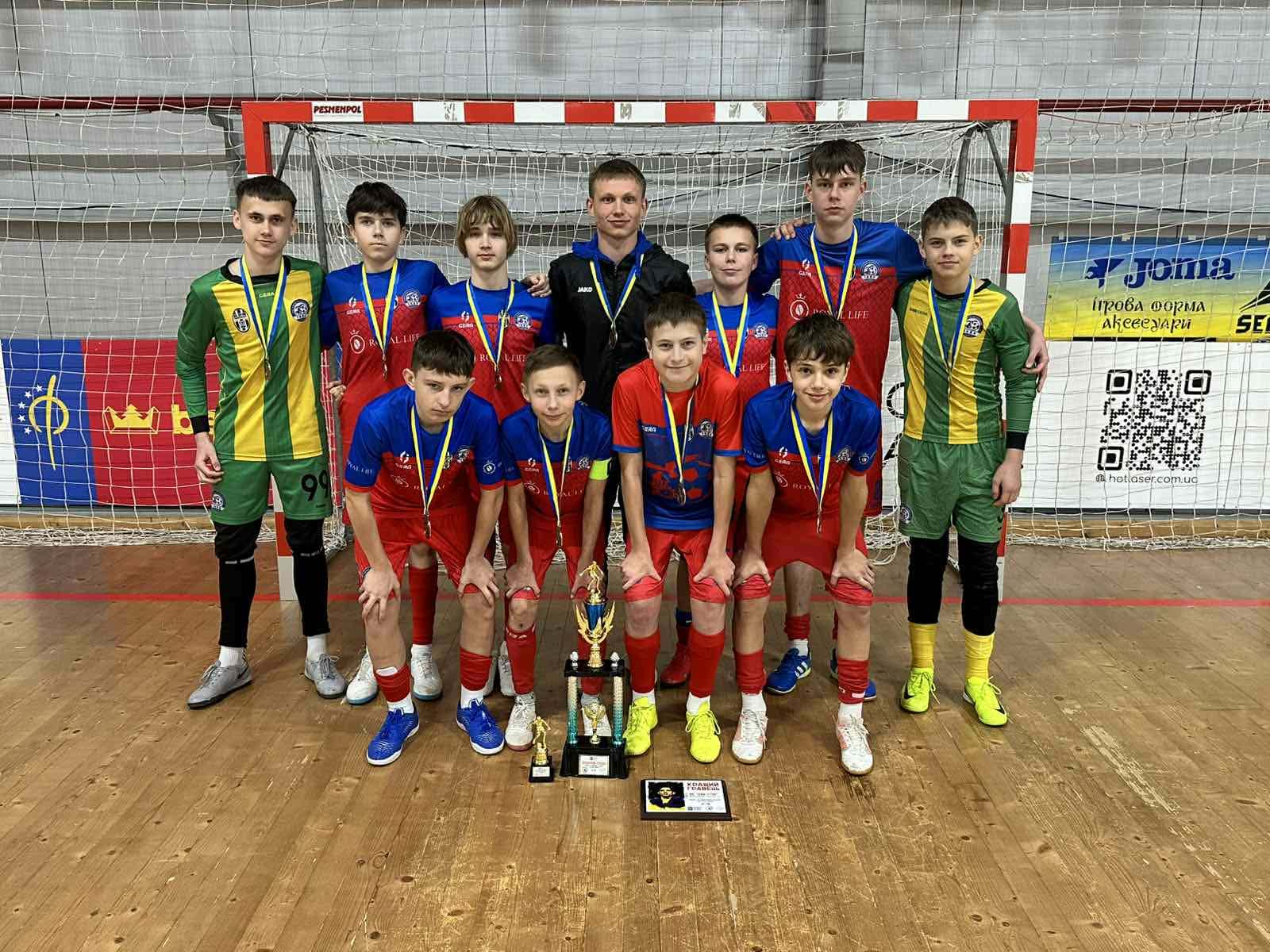 «Іква-Стир» (Млинів-Демидівка) – бронзовий призер чемпіонату України (U-15) серед команд Першої ліги. «Іква-Стир» (Млинів-Демидівка) – бронзовий призер чемпіонату України (U-15) серед команд Першої ліги.